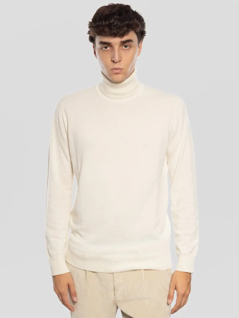 Latte-Colored Geelong Wool Turtleneck Sweater 1